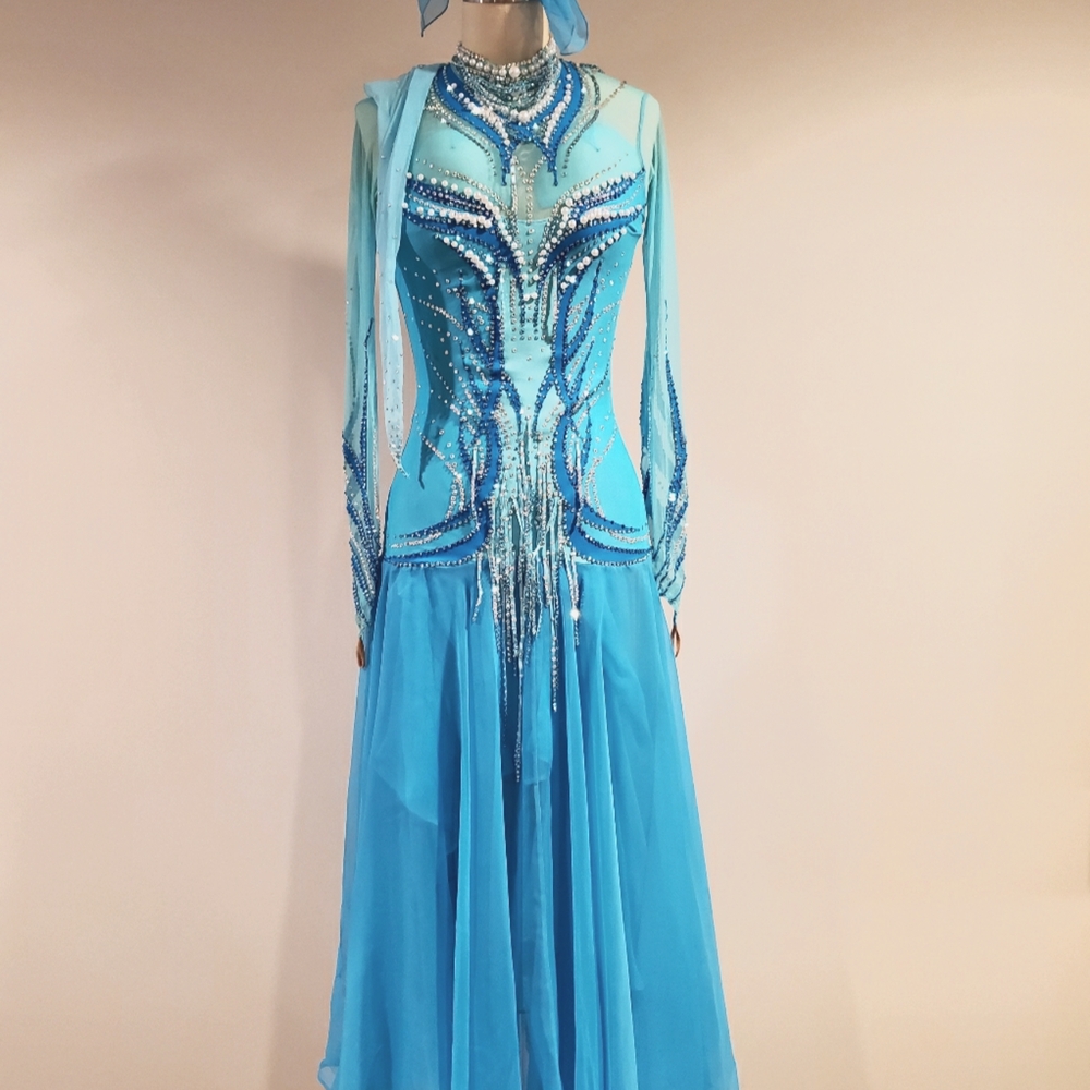 Dancer ballroom dress 👗 with beautiful Swarovski. Size 0 or 2 / XS. Long.